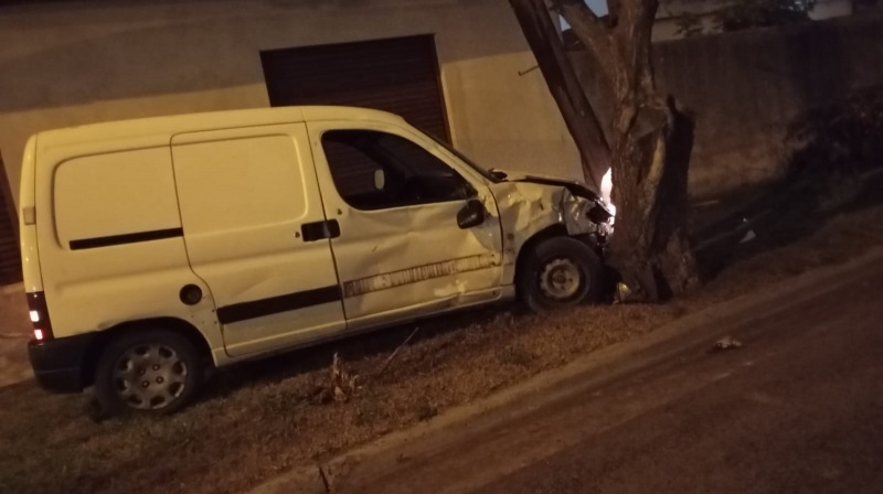 Violento choque entre una moto y un utilitario